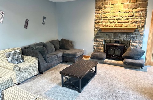 Hudson House | Spacious 6-bedroom house with AC in Hudson