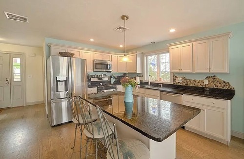 Weymouth House | Spacious 6-bedroom waterfront house. Great for groups- close to town & trains.