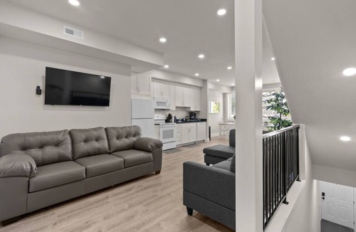 Kingman Park Hotel | Spacious 6BedroomHome+GarageParking+H StCorridorDC