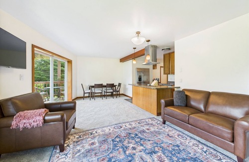 West Juneau House | Spacious 6BR | Cruise Views, Soaking Tub and More