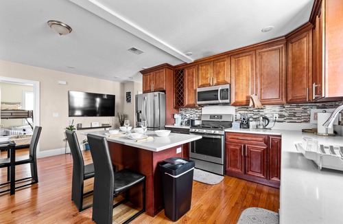 Quincy Apartment | Spacious 6BR Quincy Beach Near Boston Family Vacation & Pet-Friendly 555