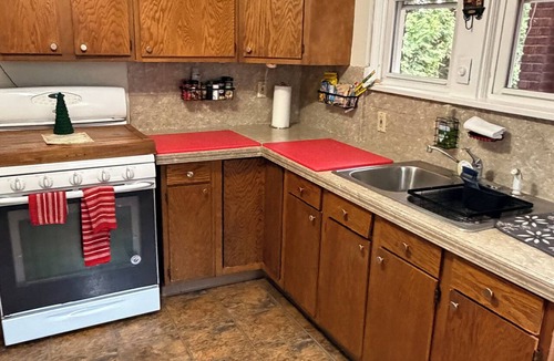Cuyahoga Falls House | Spacious 7 bedrooms sleeps 12-downtown& river 2 blocks Dog Friendly