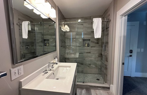 Newport Hotel | Spacious and modern 1 Bed/1 Bath/Dog friendly with parking on Historic Pelham St.