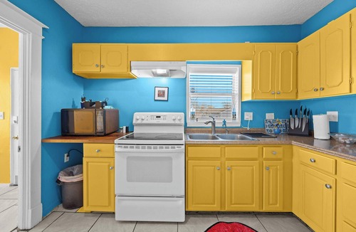 Merriwether House | Spacious and relaxing unit in Lou's Art District!
