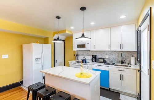 Fairlawn House | Spacious Charming DC Row House plus Free Parking-Sleeps 17 guests