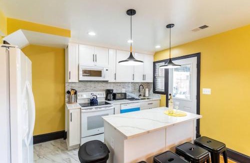 Fairlawn House | Spacious Charming DC Row House plus Free Parking-Sleeps 17 guests