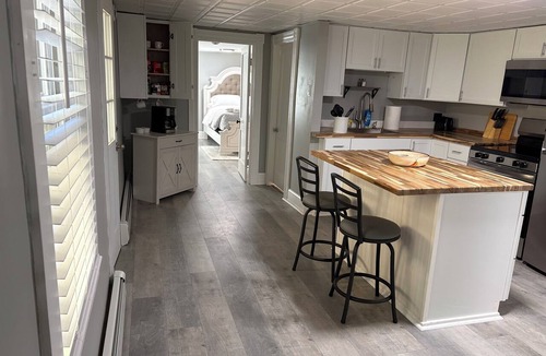 Dover Apartment | Spacious Comfy 1-Bedroom Apt ~ Dover/Portsmouth ~ Free Wine ~ AC/Heat