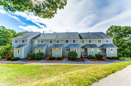 Bartlett Condo | Spacious condo w/private washer/dryer, deck, gas grill, free WiFi, shared pool