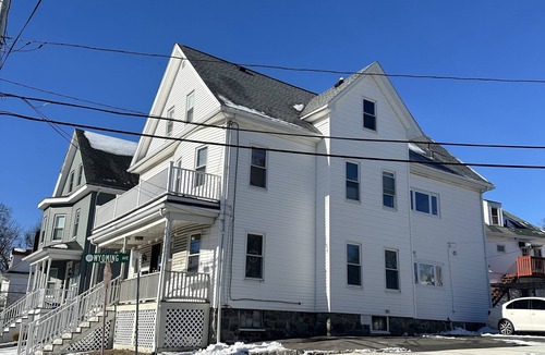 Malden Apartment | Spacious, Cozy, near T station -Private Parking -Free Wifi -Washer & Dryer - AC