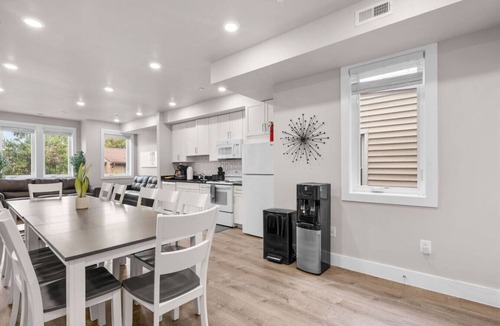 Kingman Park Hotel | Spacious District Dwelling+6Bed+4Bath+Well Located