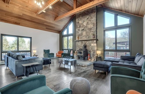 South Blooming Grove House | Spacious Family Oasis ~ Heated Pool ~ Hot Tub~ Backyard