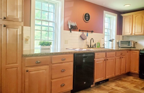 Kingston House | Spacious Farmhouse near beaches, bike path and URI