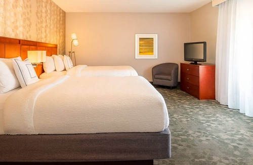 Middletown Hotel | Spacious Good-Value Accommodation! Near Bowen's Wharf, Free Parking, w/Pool