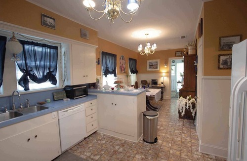 Springhill House | Spacious Historic 1940's Restored Home