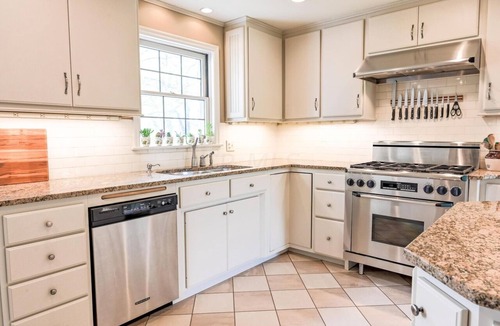 Newark House | Spacious historic Colonial Manor with sprawling manicured lawns & mature trees.
