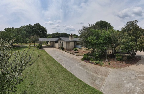 Kingston House | Spacious home with Billiard Poker Ping Pong tables,Hot Tub & More on Lake Texoma
