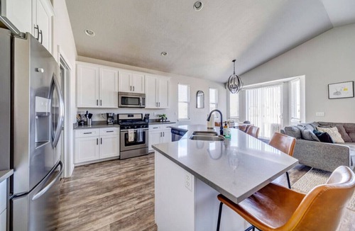 Utah County House | Spacious House w/3 Car Garage near Golf Course