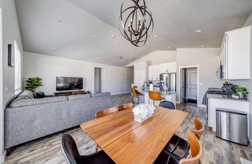 Utah County House | Spacious House w/3 Car Garage near Golf Course