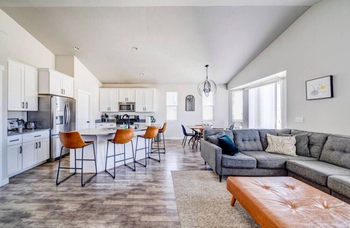 Utah County House | Spacious House w/3 Car Garage near Golf Course