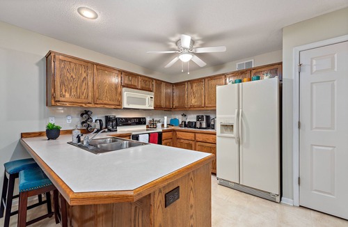 Gladstone House | Spacious Kansas City Townhome with 2 Living Rooms Near Downtown Stadiums and MCI