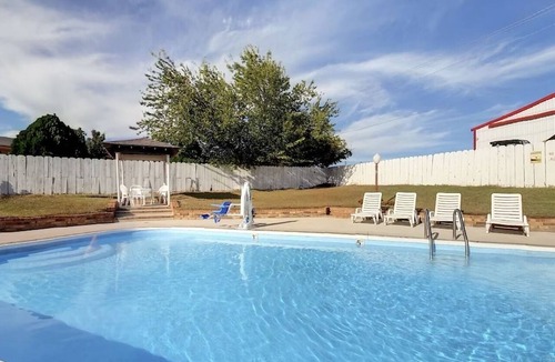 Decatur Hotel | Spacious King Room at Scottish Inns - Decatur, with Complimentary Breakfast