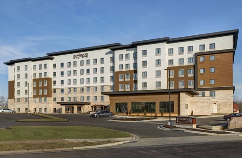 Overland Park Apartment | Spacious King Studio w/Full Kitchen in KS
