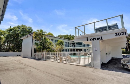 Galt Mile Hotel | Spacious King Suite in Fort Lauderdale
