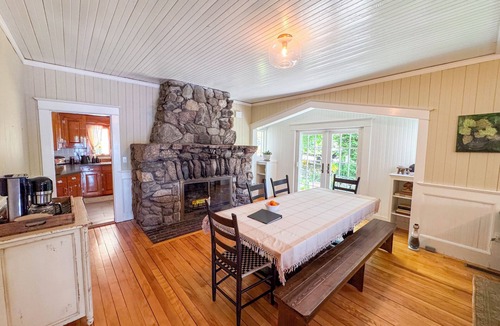 Prides Crossing Cottage | Spacious Lakefront Escape w/3 Baths + Bonus Bed