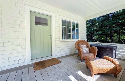 Prides Crossing Cottage | Spacious Lakefront Escape w/3 Baths + Bonus Bed