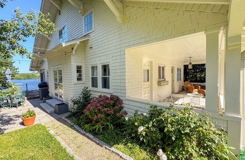 Prides Crossing Cottage | Spacious Lakefront Escape w/3 Baths + Bonus Bed
