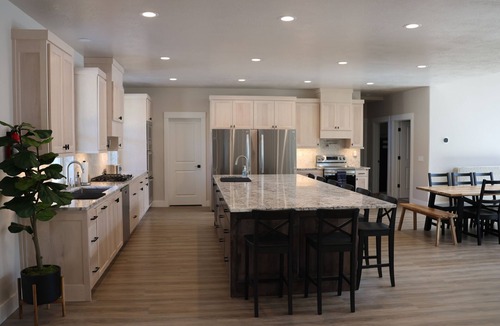 Sevier Cabin | Spacious lodge viewing the Big Rock Candy Mountain
