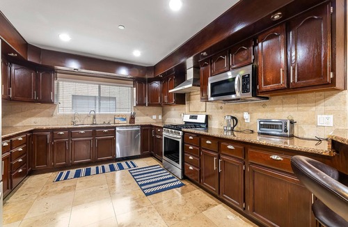 Downey House | Spacious Luxury Family Getaway Home, Downey
