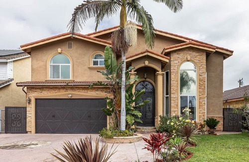 Downey House | Spacious Luxury Family Getaway Home, Downey