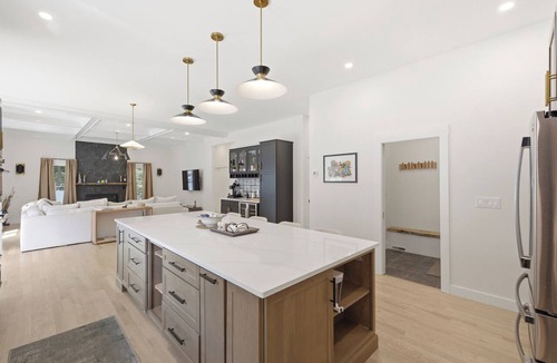 Sharon House | Spacious Luxury Farmhouse 7mi Stadium & Train | EV Charger, Firepit, Ping Pon.