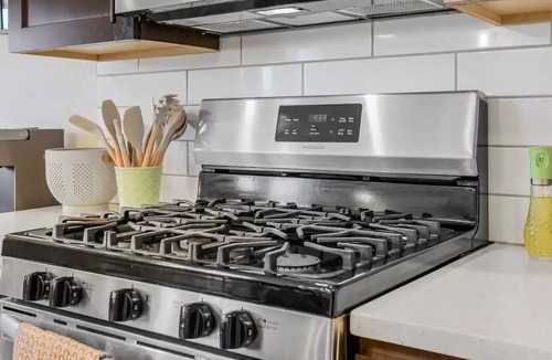 Waldron House | Spacious Luxury Townhouse within 15 Miles of MCI, Zona Rosa and Legends outlet