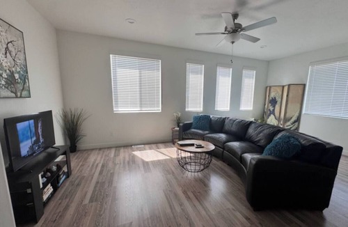American Fork House | Spacious, modern 4-bedroom townhome with AC in beautiful American Fork