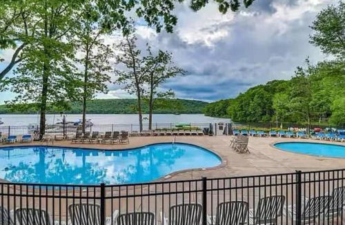 Lake Harmony House | Spacious Modern Gem - Walk to Lake, Minutes to Ski
