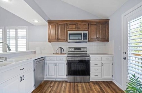 Blue Springs House | Spacious+Near Lakes 15 mins from Stadium Sleeps 12