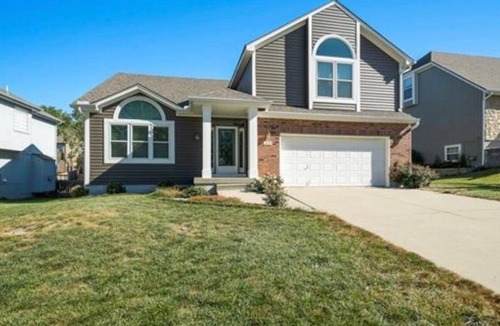 Blue Springs House | Spacious+Near Lakes 15 mins from Stadium Sleeps 12
