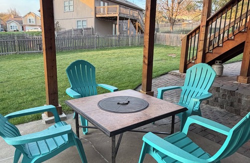 Blue Springs House | Spacious+Near Lakes 15 mins from Stadium Sleeps 12