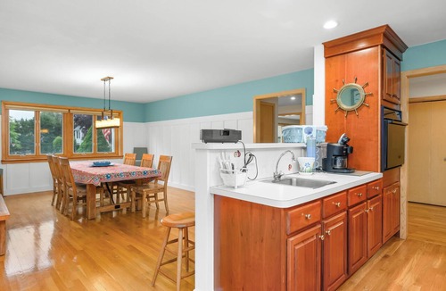 Silver Beach House | Spacious New Silver Beach Home-5 BD-A/C, Sunroom,Outdoor Shower