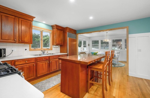 Silver Beach House | Spacious New Silver Beach Home-5 BD-A/C, Sunroom,Outdoor Shower