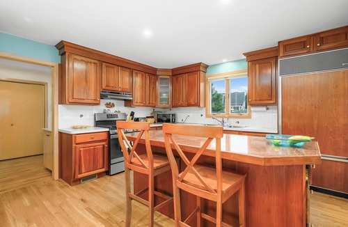 Silver Beach House | Spacious New Silver Beach Home-5 BD-A/C, Sunroom,Outdoor Shower