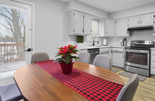 Olathe Condo | Spacious Olathe Family Home 4BR 3Baths Sleeps 12 Big group
