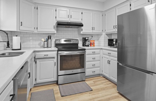 Olathe Condo | Spacious Olathe Family Home 4BR 3Baths Sleeps 12 Big group