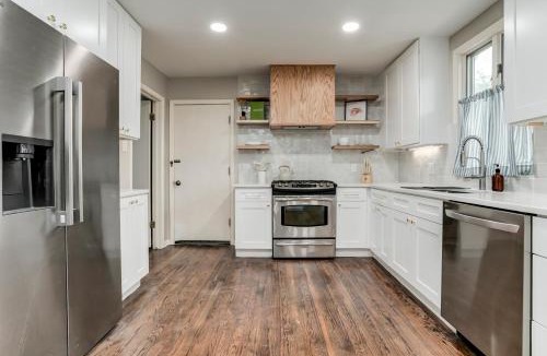 Prairie Village House | Spacious Overland Park Home Walk to Dining 20 Min to Stadium