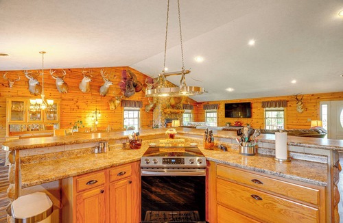 Leasburg Cottage | Spacious Ozarks Family Home - Private Pool & Grill