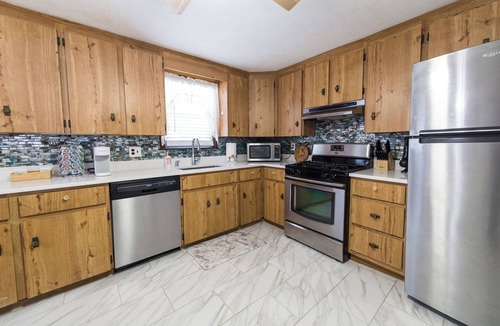 Randolph House | Spacious Raised Ranch Retreat 5 BR, 2 BA