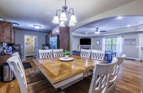 Bella Vista House | Spacious Retreat Near Back 40 Family/Pet Friendly, Fenced Yard, Fire Pit, Deck