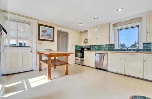 Martinsville House | Spacious Seaside Farmhouse Retreat – Sleeps 16